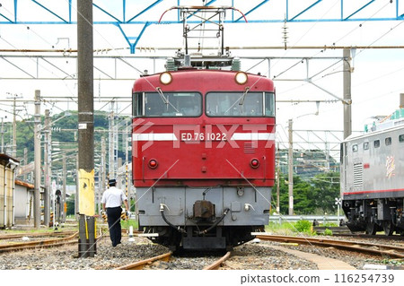 ED76型電力機車（ED76型1022）在車輛段準備發車 116254739