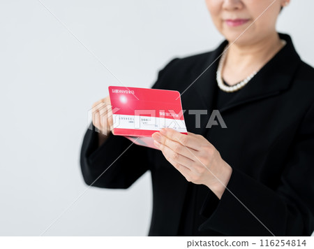Women in mourning dress passbook inheritance 116254814
