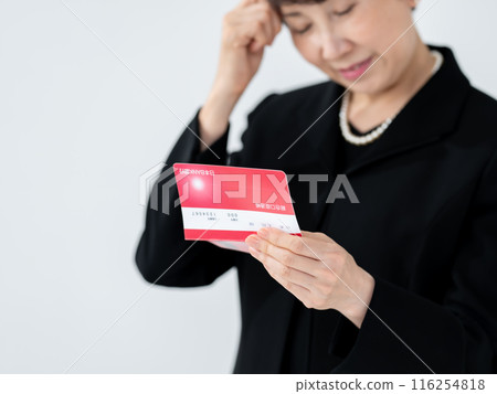穿喪服的婦女存摺遺產 116254818