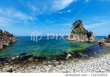 [Kosode Beach, Kuji City, Iwate Prefecture] There is a legend in Tsurigane Cave that tells of the strong bond between a husband and wife. 116254819