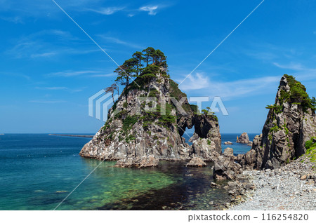 [Kosode Beach, Kuji City, Iwate Prefecture] There is a legend in Tsurigane Cave that tells of the strong bond between a husband and wife. 116254820