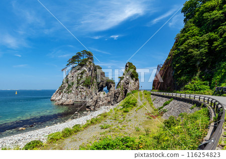 [岩手縣久慈市小袖海岸] 鶴金洞裡有一個講述夫妻情誼的傳說。 116254823