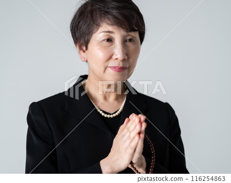 穿著喪服、葬禮、雙手合十的女人 116254863