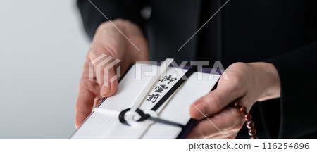Woman in mourning clothes, funeral, condolence money, no face 116254896