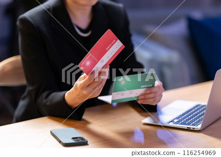 穿著喪服、手裡拿著銀行存摺的女人 116254969