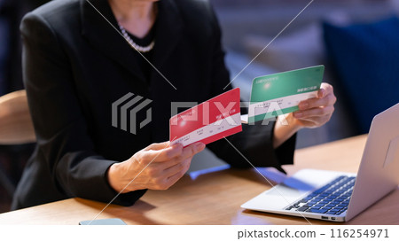 穿著喪服、手裡拿著銀行存摺的女人 116254971