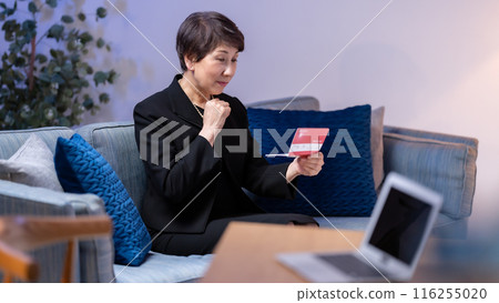 一個穿著喪服的女人看著她的銀行存摺 116255020