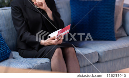穿著喪服的女人看著銀行存摺,不露面 穿著喪服的女人看著銀行存摺,不露面 116255040