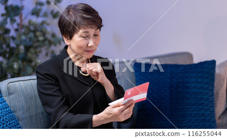 一個穿著喪服的女人看著她的銀行存摺 116255044