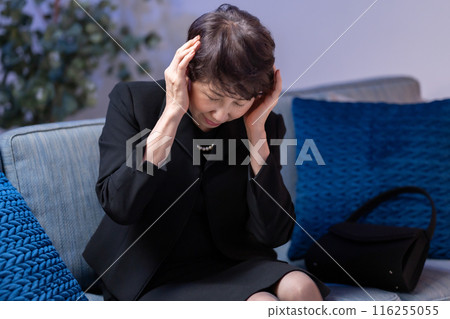 穿著喪服的女人悲傷 116255055