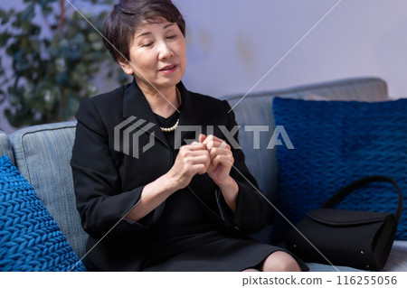 穿著喪服的女人悲傷 116255056