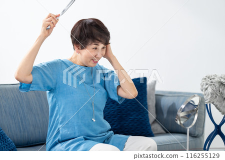 戴假髮的女性護髮 116255129