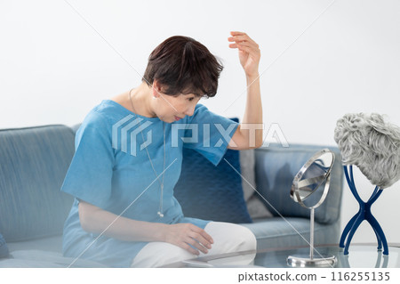 Women who wear wigs Hair care 116255135