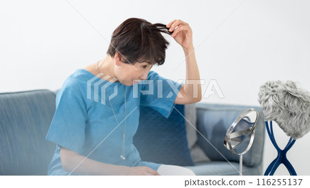 戴假髮的女性護髮 116255137