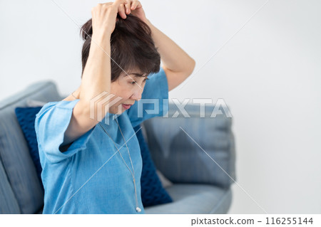 戴假髮的女性護髮 116255144