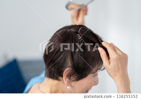 戴假髮的女性護髮 116255152