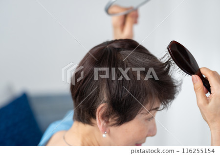 Women who wear wigs Hair care 116255154