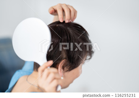 Women who wear wigs Hair care 116255231