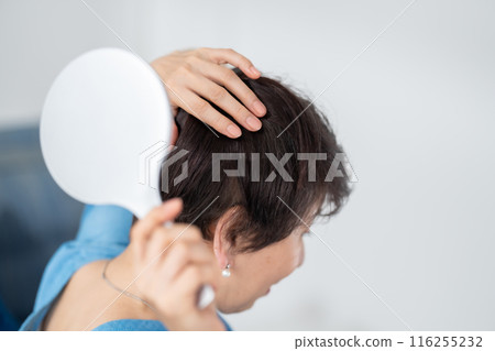 Women who wear wigs Hair care 116255232