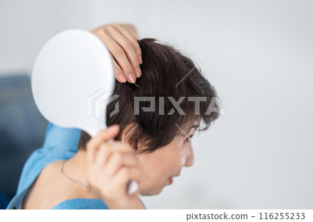 Women who wear wigs Hair care 116255233