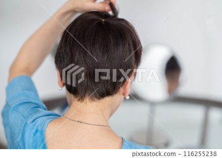 戴著假髮、護髮、後視的女人 116255238