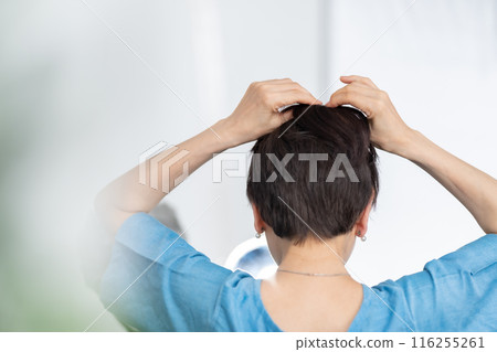 戴著假髮、護髮、後視的女人 116255261