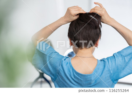 戴著假髮、護髮、後視的女人 116255264