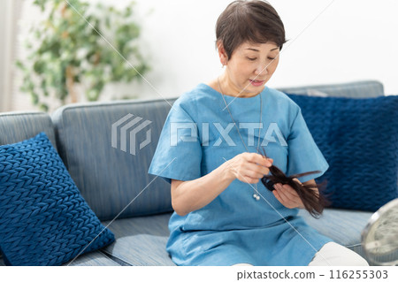 Women who wear wigs Hair care 116255303