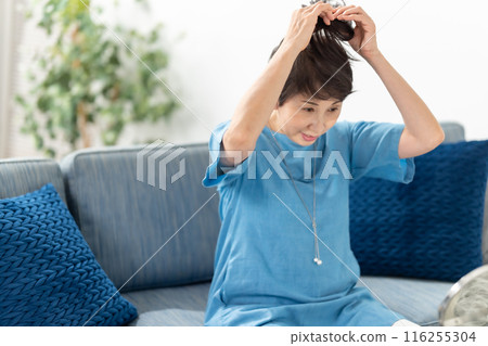 Women who wear wigs Hair care 116255304