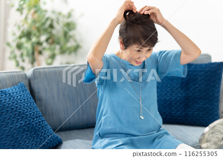 Women who wear wigs Hair care 116255305