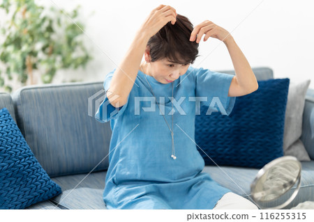 戴假髮的女性護髮 116255315