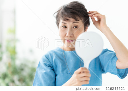 戴假髮的女性護髮 116255321