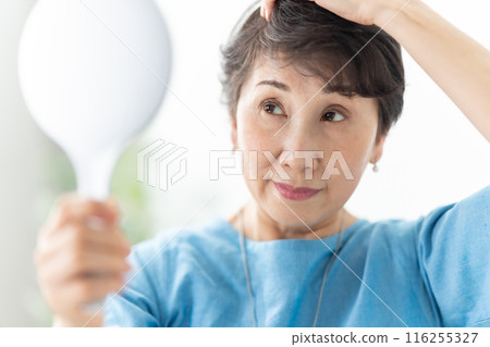 Women who wear wigs Hair care Women who wear wigs Hair care 116255327