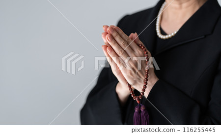 穿著喪服、葬禮、雙手合十的女人 116255445
