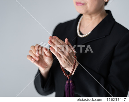 穿著喪服、葬禮、雙手合十的女人 116255447