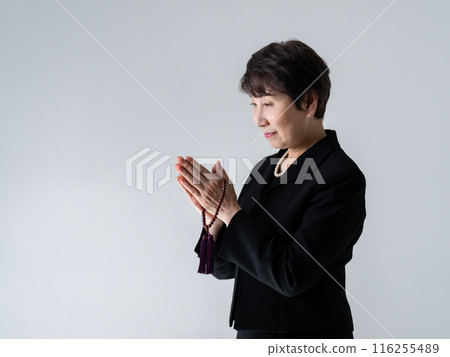 Woman in mourning clothes, funeral, praying 116255489