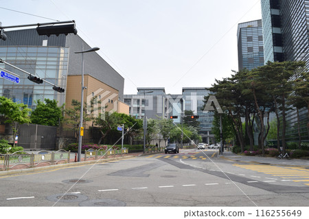 Streetscape in front of Seoul Japanese School at Digital Media City (DMC) in Seoul, Korea 116255649