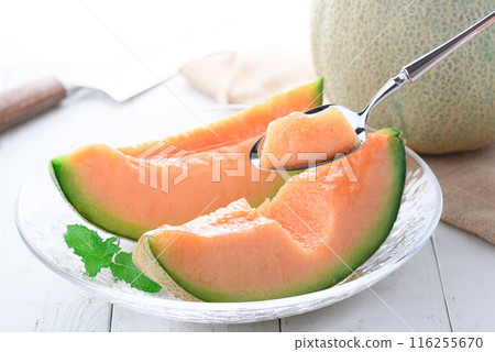 透明盤子上的夕張瓜（白色背景） 116255670