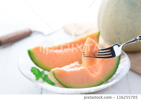 透明盤子上的夕張瓜(白色背景) 透明盤子上的夕張瓜(白色背景) 116255705