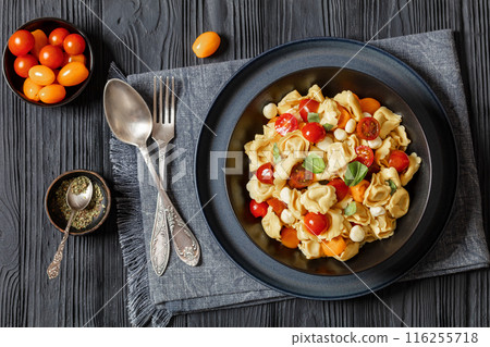 tortellini salad with tomatoes, mozzarella in bowl 116255718