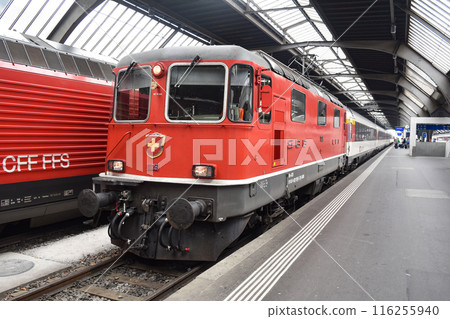 盧塞恩因特拉肯特快機車停在因特拉肯東站 116255940