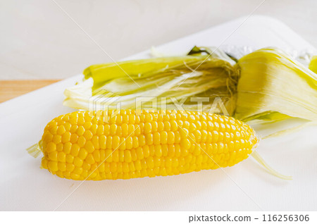 Microwaved and peeled corn 116256306