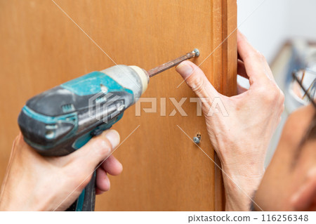 Attaching a closet door handle Attaching a closet door handle 116256348