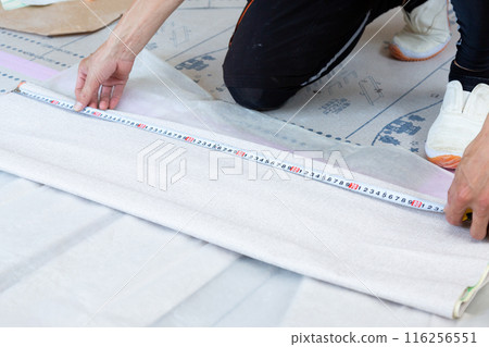 一位工匠正在重新覆蓋房屋的布料 116256551