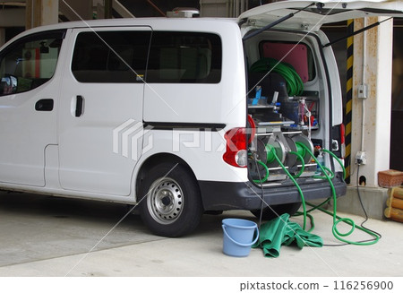 為身體殘疾人士提供沐浴服務的車輛 116256900