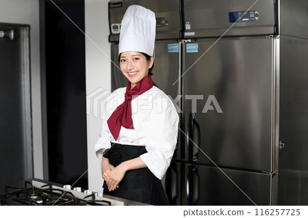 在廚房工作的亞洲糕點師婦女 116257725