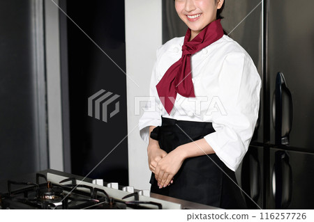 在廚房工作的亞洲糕點師婦女 116257726