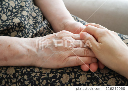 一個女人的手牽著一個老婦人的手 116259068