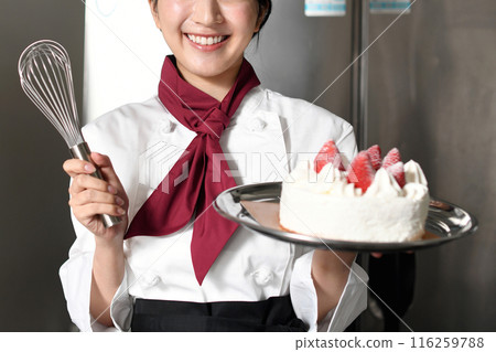 在廚房工作的亞洲糕點師婦女 116259788