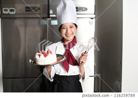 在廚房工作的亞洲糕點師婦女 116259789